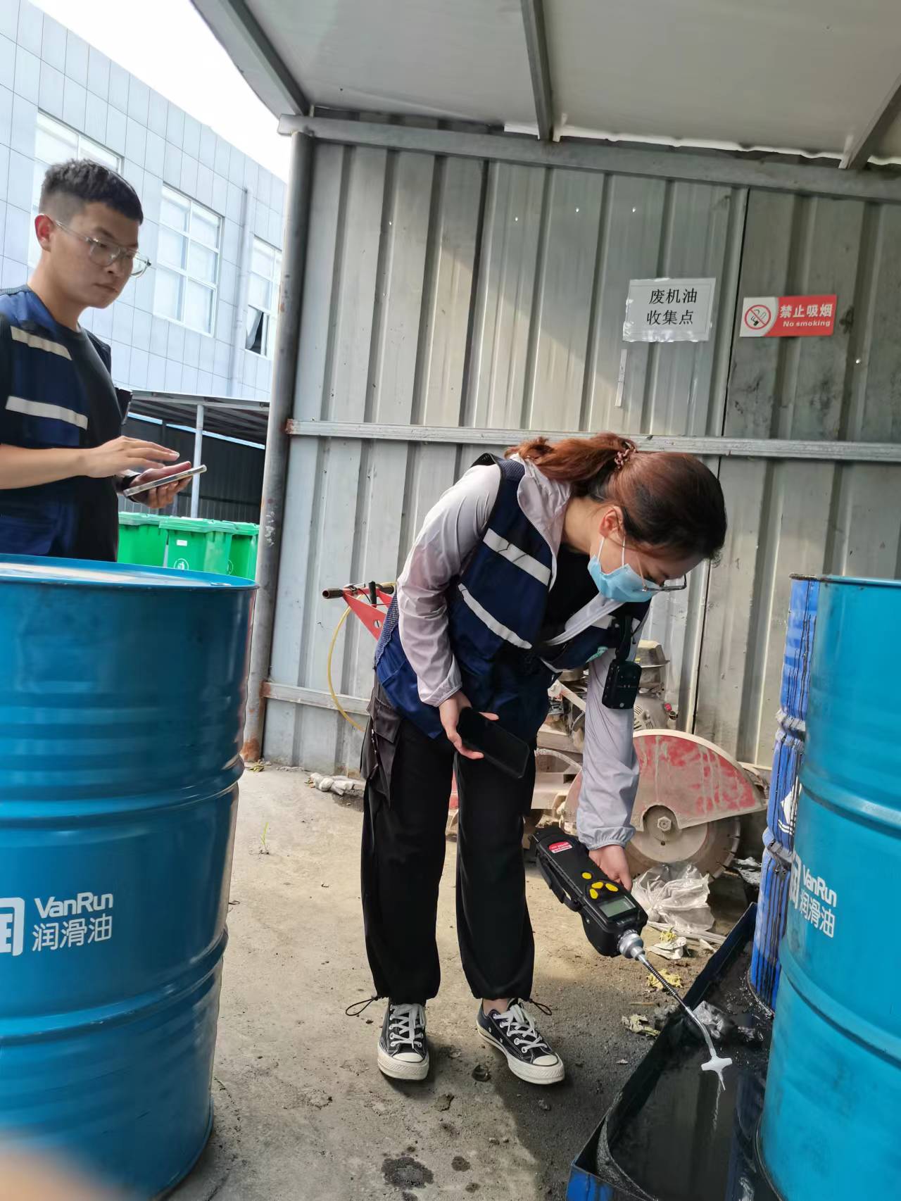 小分队使用便携式手持有机气体快速测定仪(PID),检查VOCs气体挥发情况.jpg