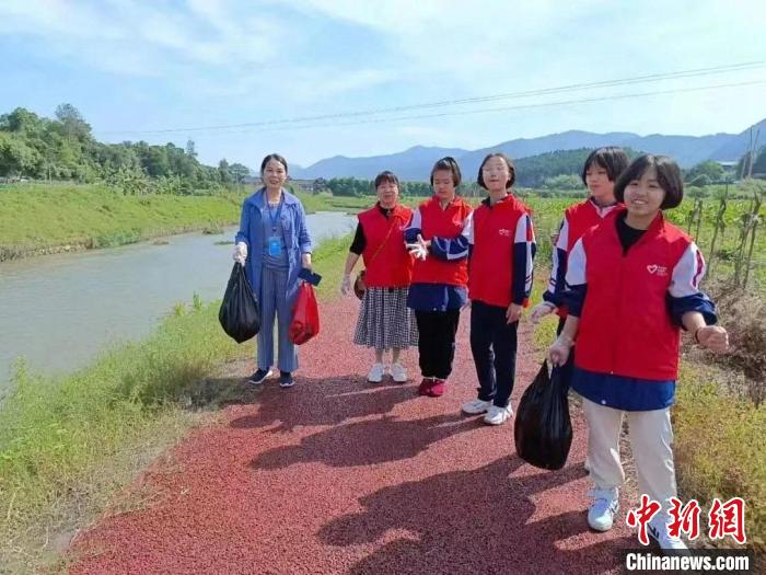 图为委员河长带领学生巡河。 沙县区融媒体中心供图