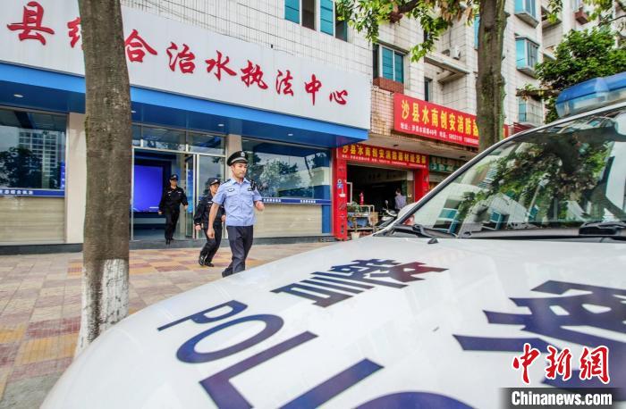 图为沙县生态综合执法进行时。 陈民生 摄