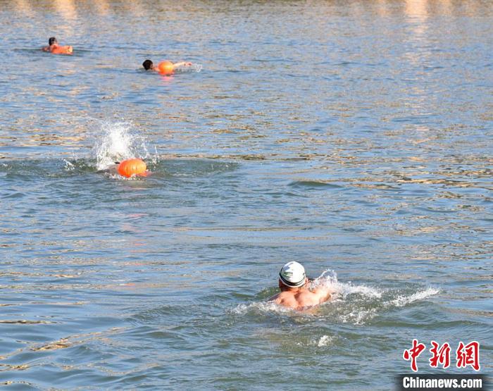 水清岸绿的沙溪吸引不少游泳爱好者畅游 沙县区融媒体中心供图