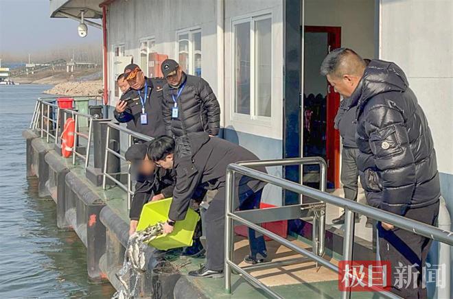 江陵县人民法院联合当地行政主管部门,在江陵县长江综合执法码头开展增殖放流生态修复活动。